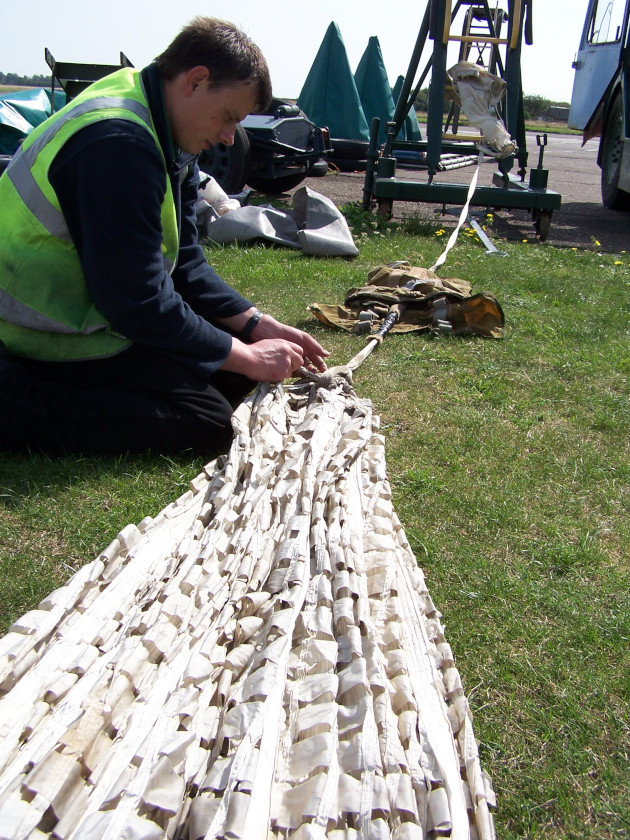 XS458 T Mk. 5 Parachute packing